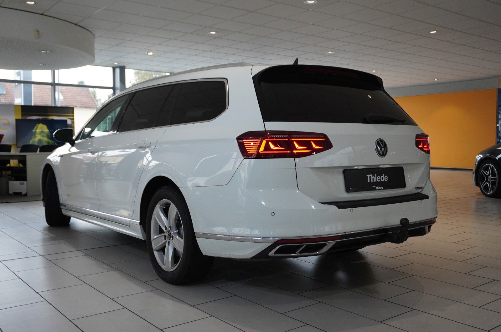 Fahrzeugabbildung Volkswagen Passat VARI. 2.0D R-LINE 4M NAVI/LED/KAMERA/AHK