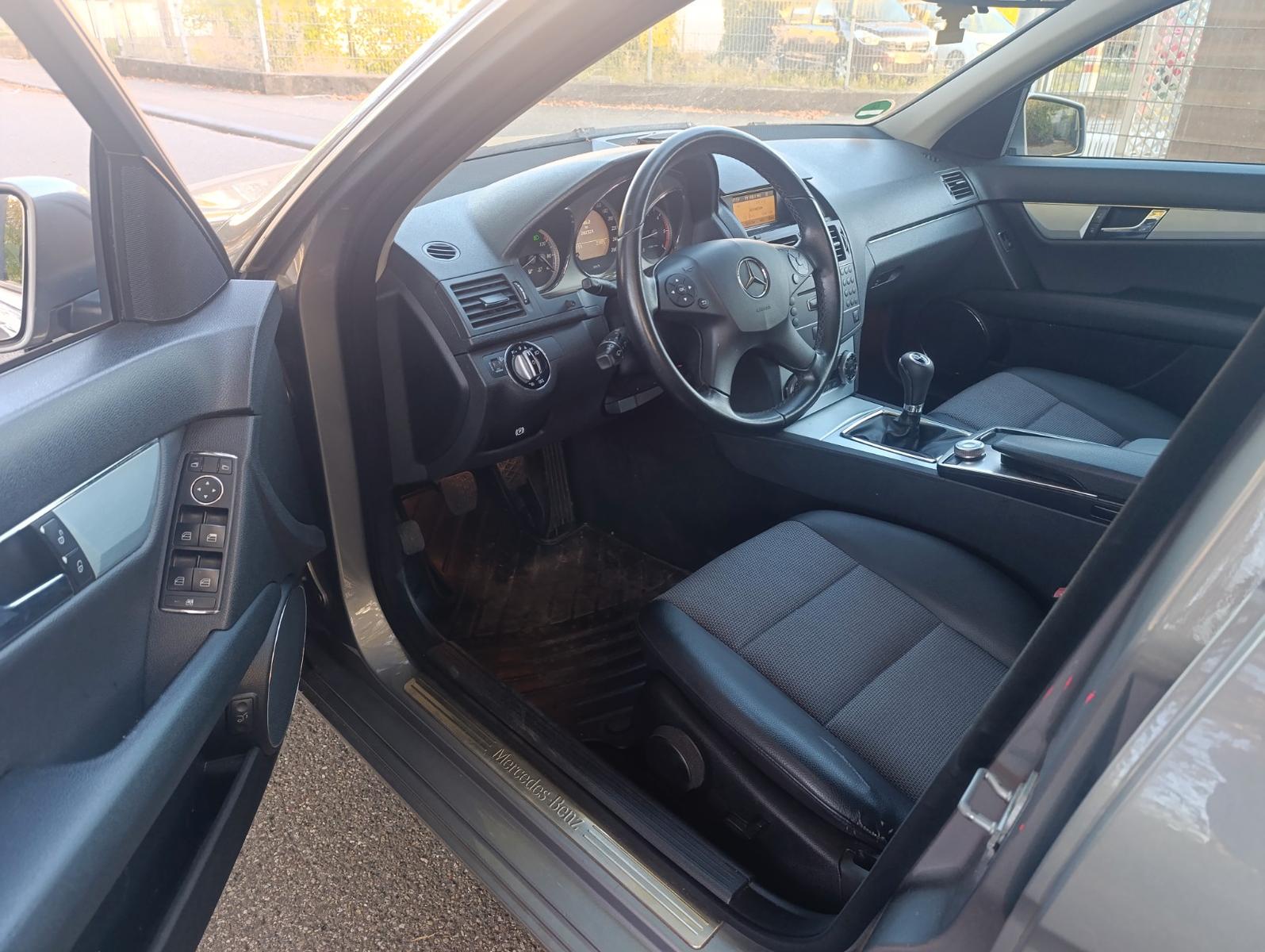 Mercedes-Benz C220 2009 — photo 11