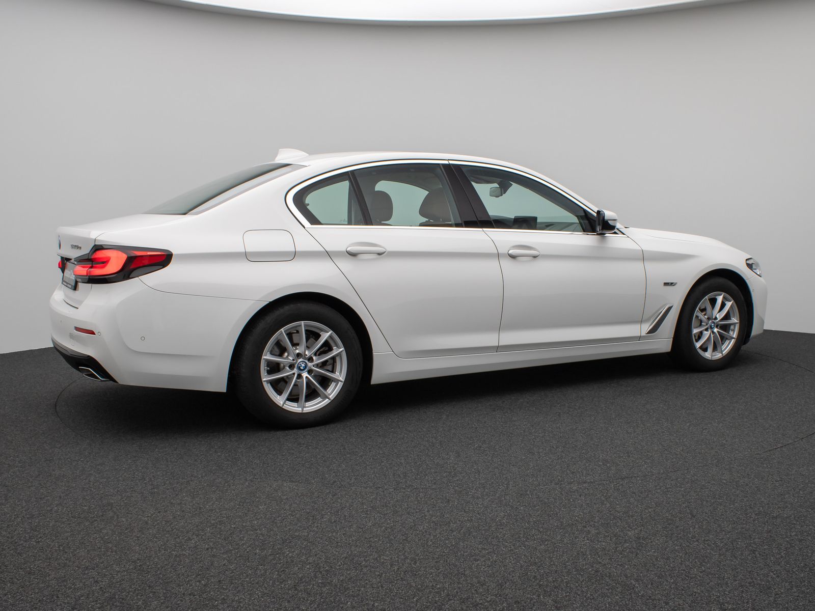 Fahrzeugabbildung BMW 520e Glasdach Kamera DAB H/K DispKey Sport Alarm
