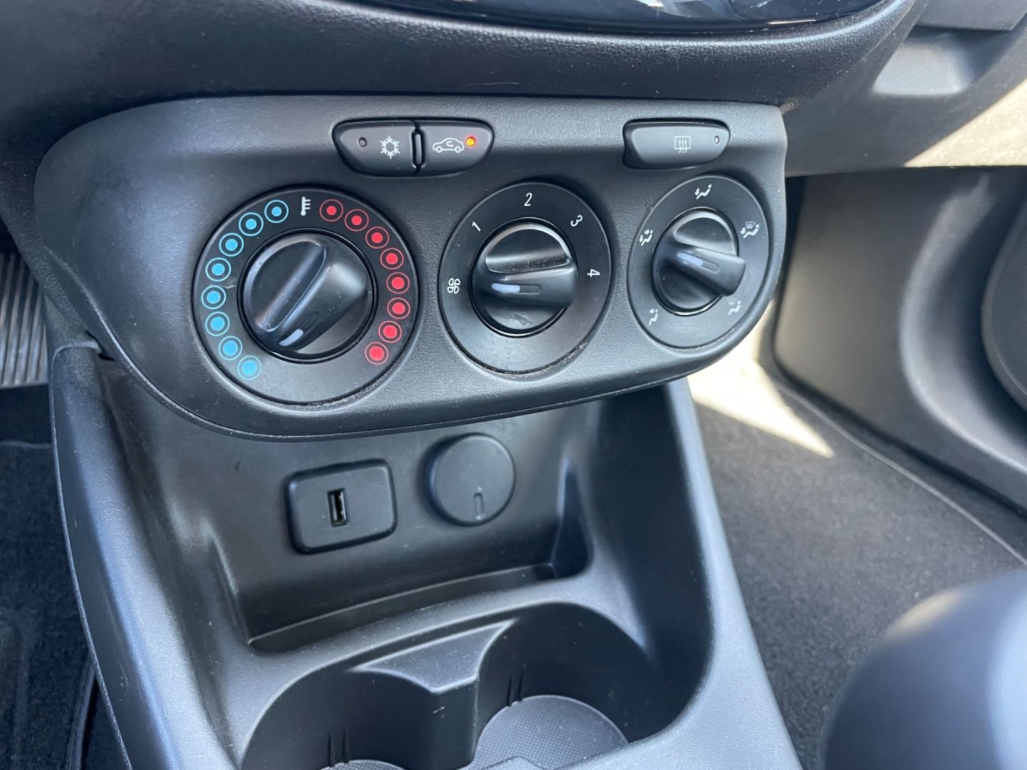 Fahrzeugabbildung Opel Corsa-e Klima Bluetooth Tempomat Lichtsensor