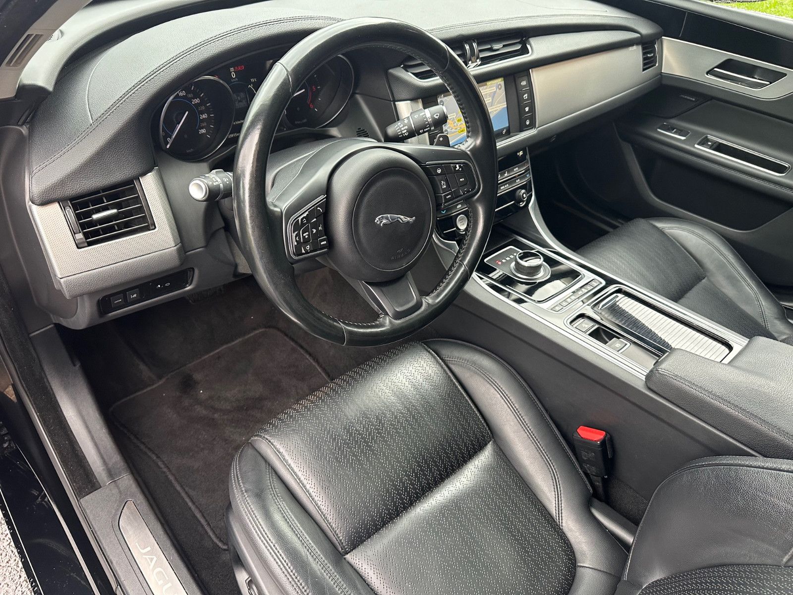 Fahrzeugabbildung Jaguar XF PRESTIGE*MOD.2017+PANO+LEDER*