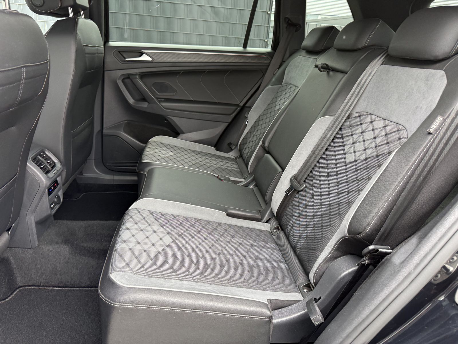 Fahrzeugabbildung Volkswagen Tiguan Allspace 4M R-Line NAV+IQ-LIGHT+AHK+20ZO
