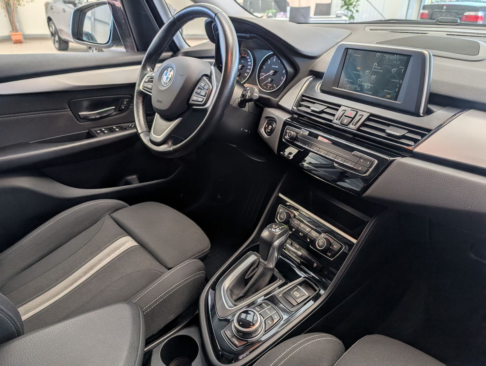 Fahrzeugabbildung BMW 220 i Active Tourer Advantage Navi Cam Pano AHK