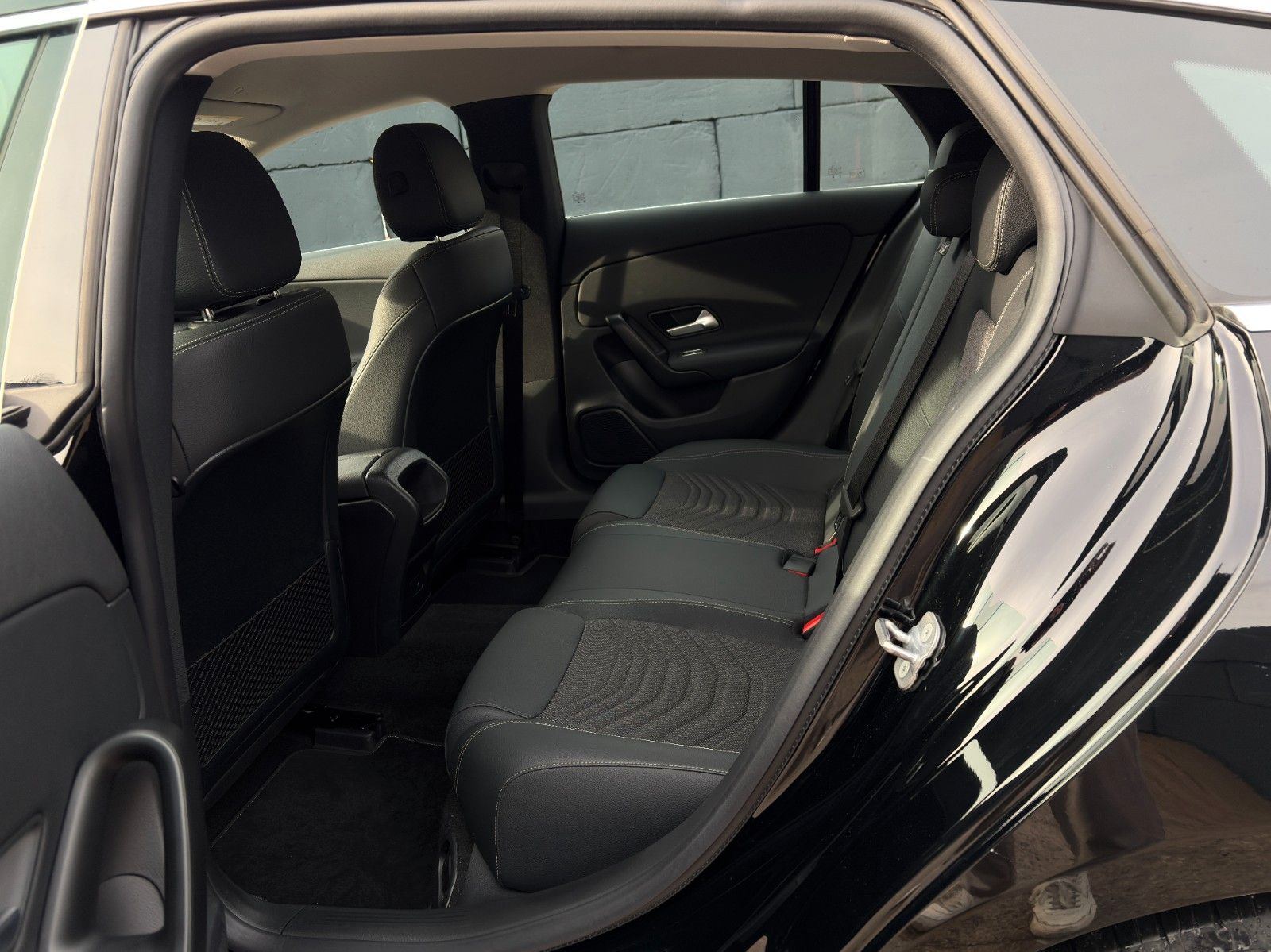 Fahrzeugabbildung Mercedes-Benz CLA 180 SB SHZ LKA TEMP MBUX Navi Wifi CarPlay