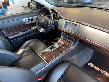 Jaguar XF 2.2 Diesel *LEDER*KAM*NAVI*PDC*SZHZ*XENON*