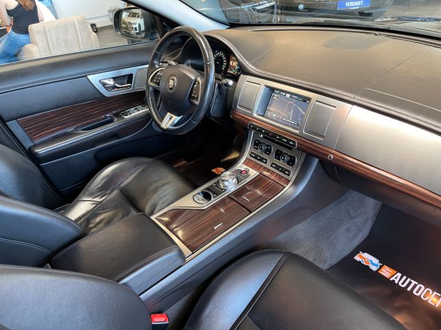 Jaguar XF 2.2 Diesel *LEDER*KAM*NAVI*PDC*SZHZ*XENON*
