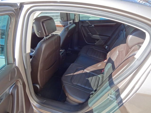 Fahrzeugabbildung Volkswagen Passat Lim. 4x4/Leder/AHK/GSD/Kamera/Navi/StH/