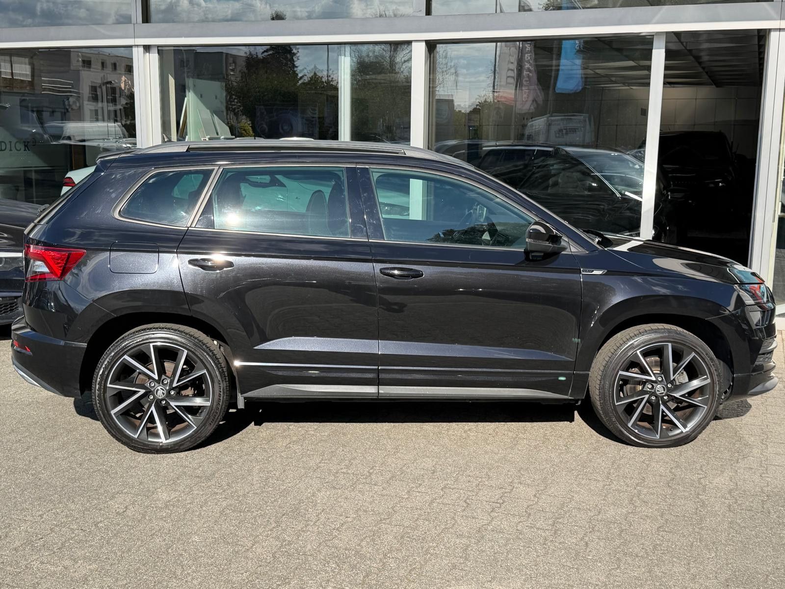 Fahrzeugabbildung SKODA Karoq 2.0TSI Sportline 4x4 DSG LED+NAVI+SHZ+TEMP