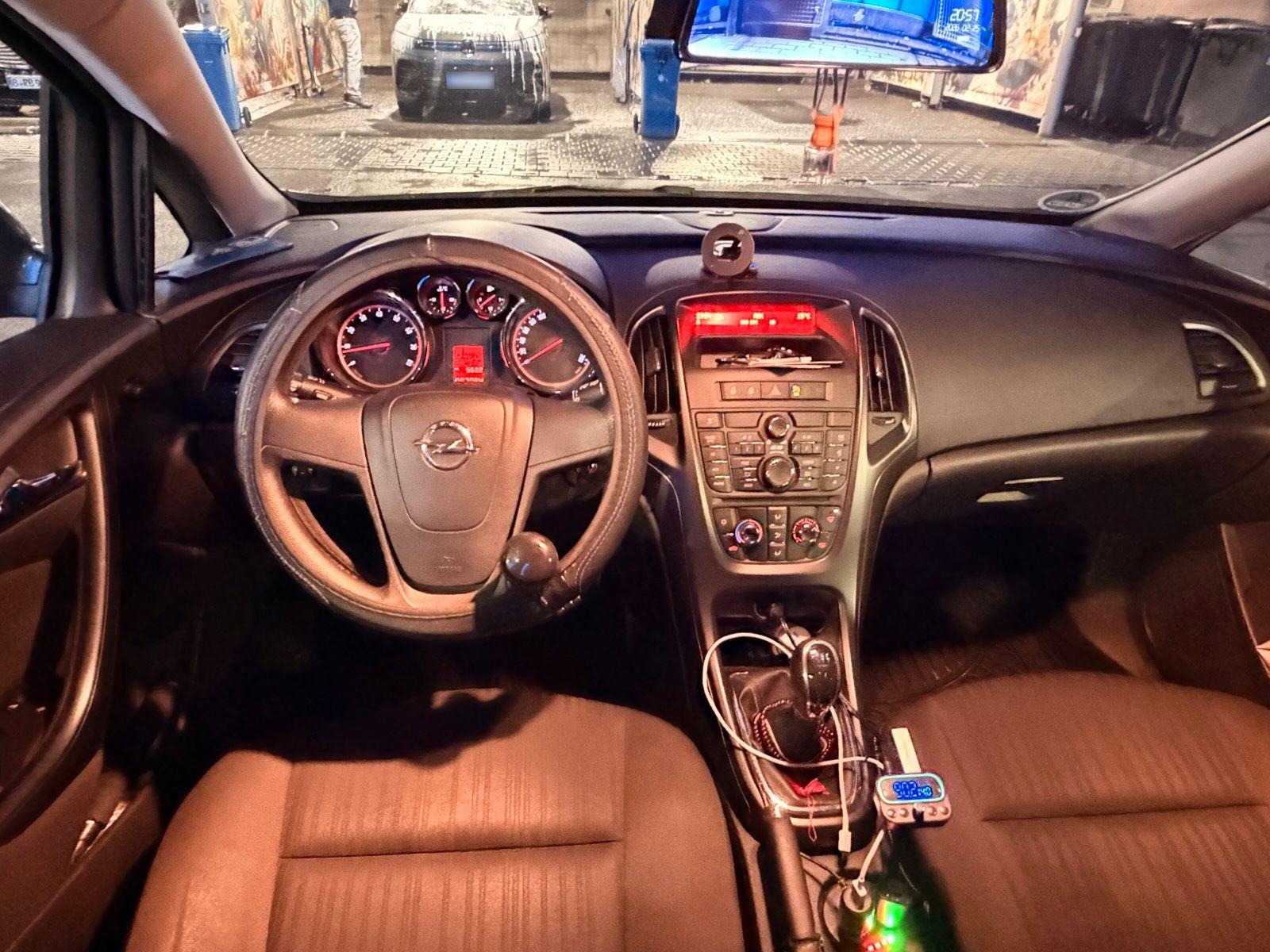 Opel Astra 2011 — photo 7