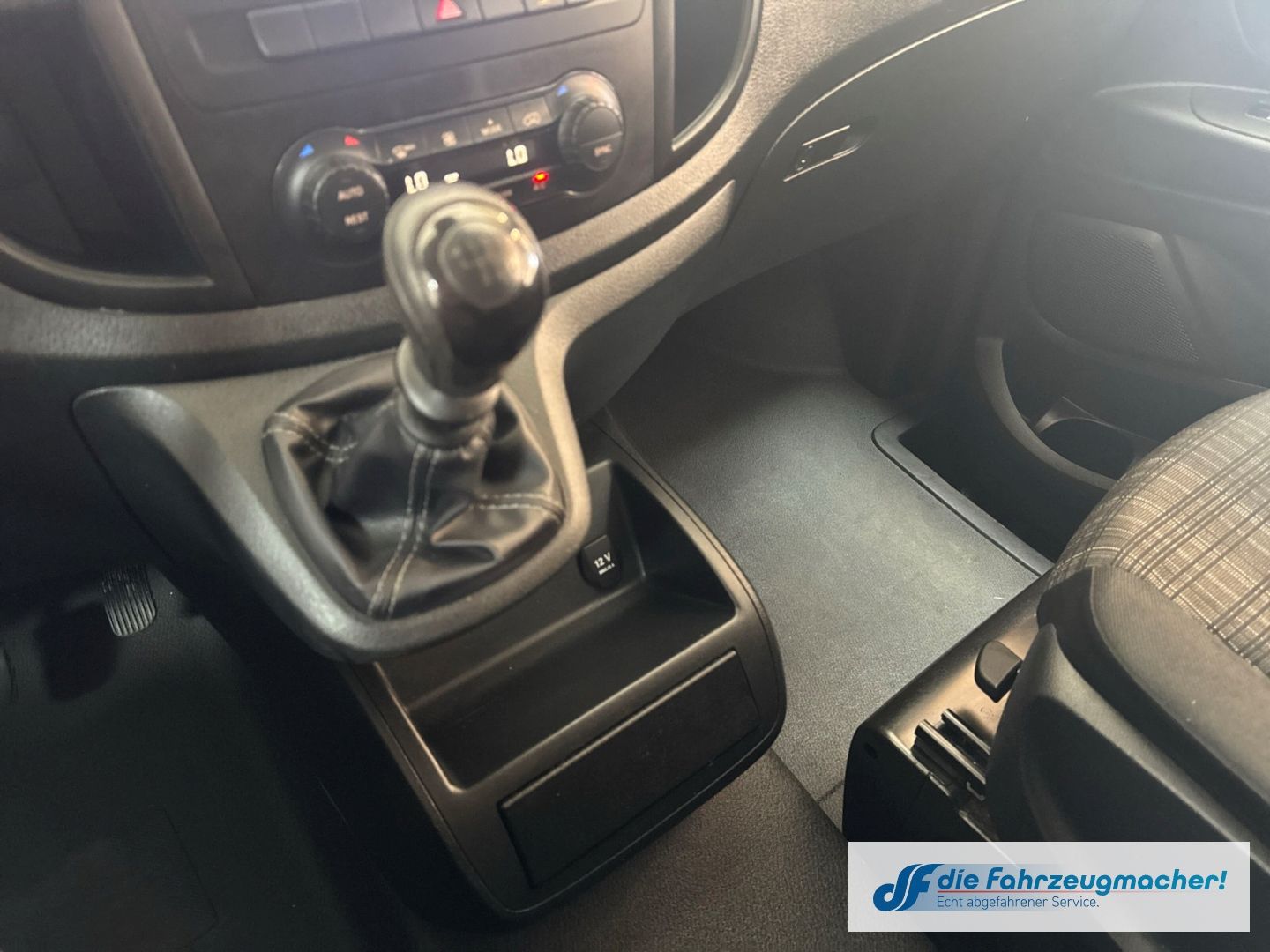 Fahrzeugabbildung Mercedes-Benz Vito Tourer 111CDI FWD extralang Pro AHK Klimaau