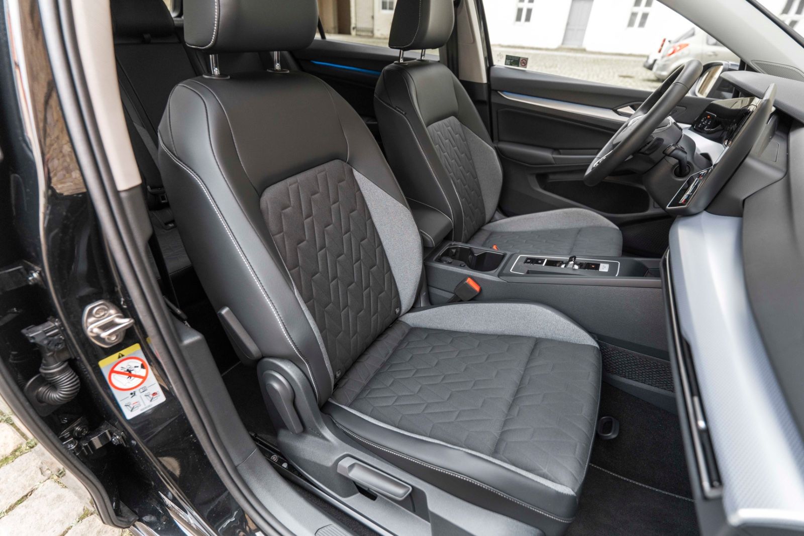Fahrzeugabbildung Volkswagen Golf VIII 2.0 TDI ENERGY ACC LED KAM CARPLAY AHK