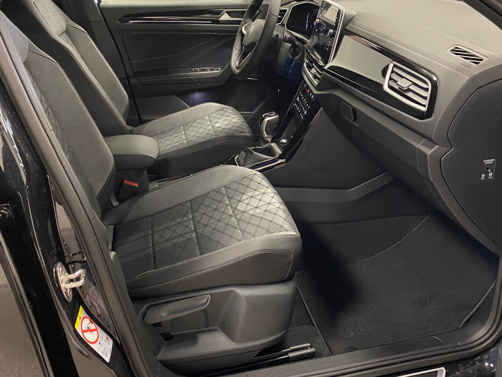 Fahrzeugabbildung Volkswagen T-Roc 1.5 TSI DSG R-Line+ACC+iQ Light MATRIX+18"