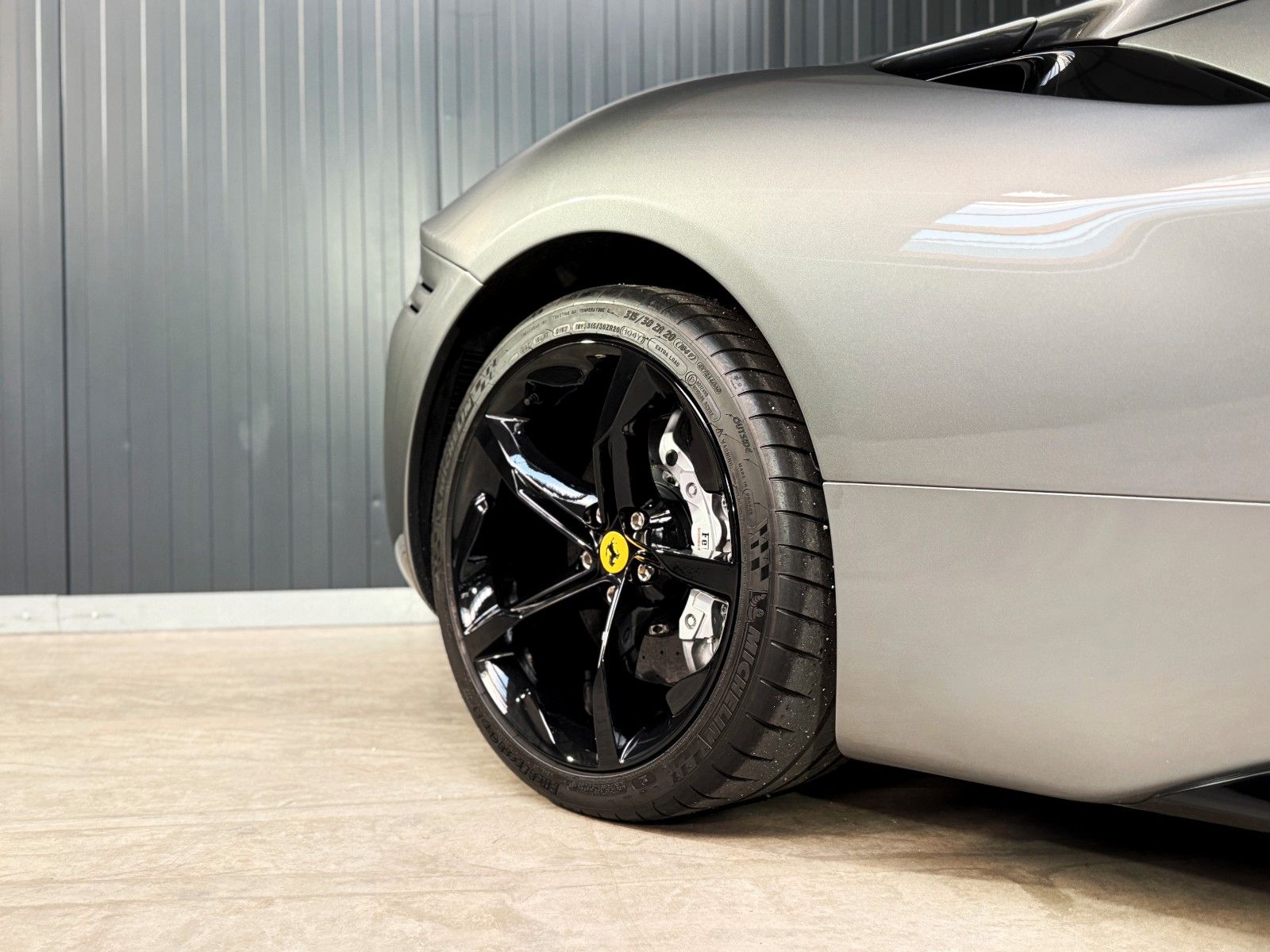 Fahrzeugabbildung Ferrari SF90 + Grigio Ferro + 2.257 km + Lift + Daytona