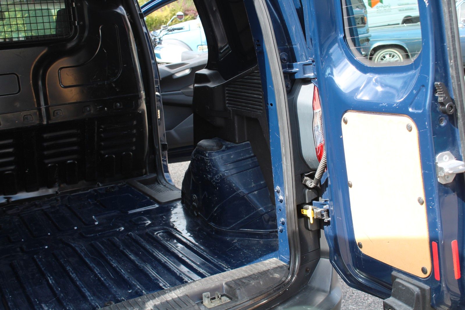 Tourneo Courier 1,0L Ecobooster, Wenig Km!!