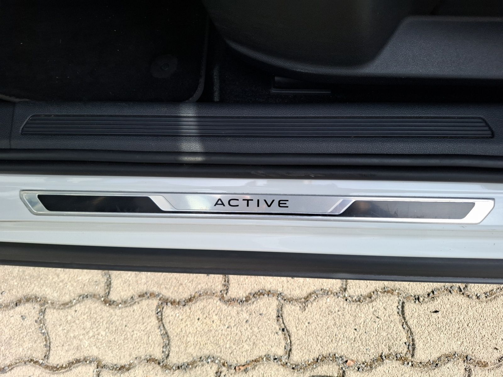 Fahrzeugabbildung Volkswagen T-Cross TSI Active Navi ACC PDC SH LM