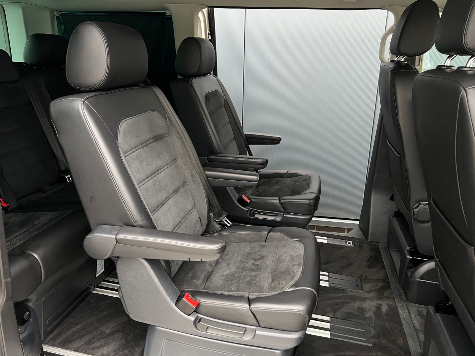 Fahrzeugabbildung Volkswagen T6 Multivan Generation Six 2.0 TDI DSG *AHK, LED