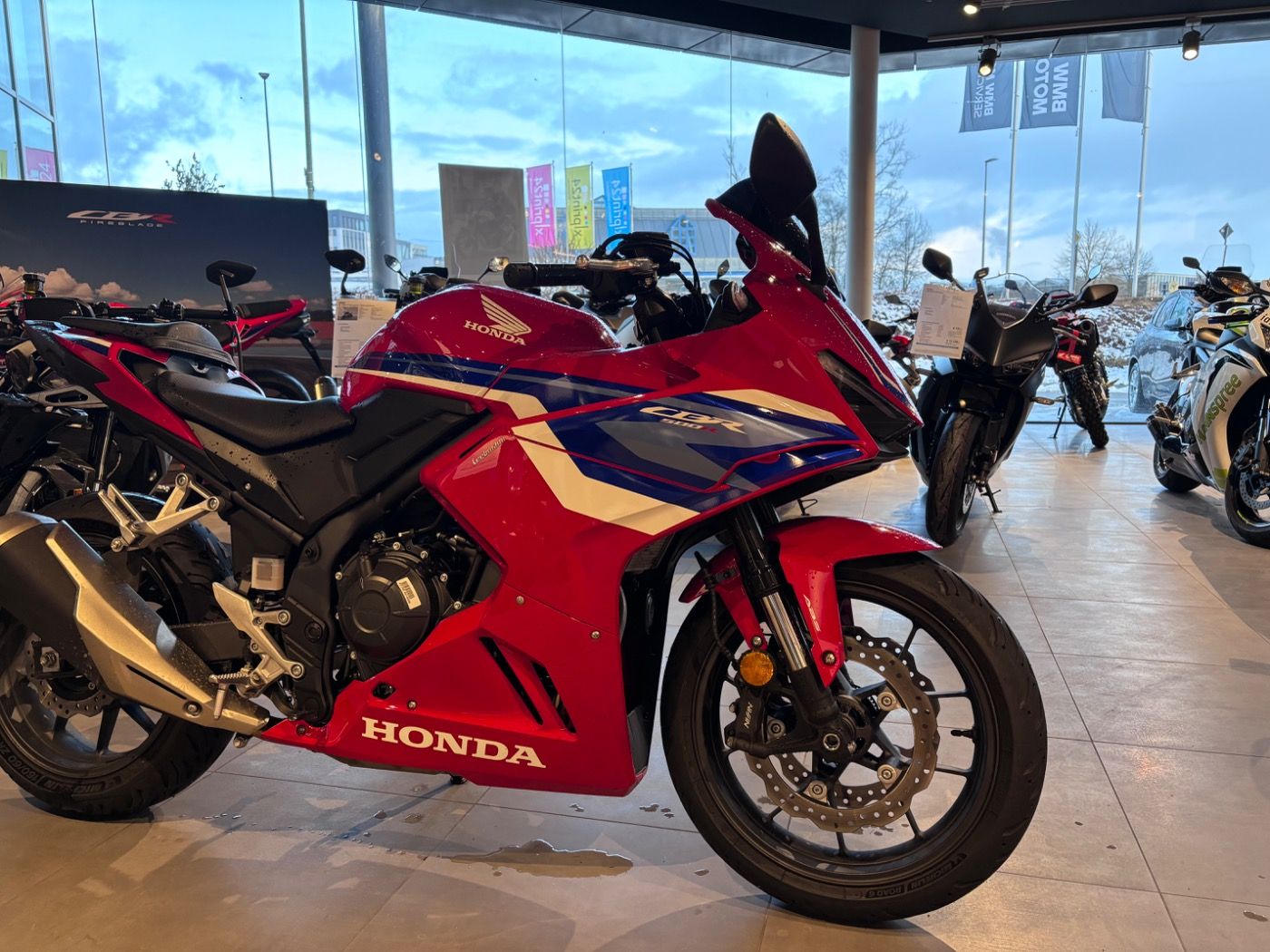 Fahrzeugabbildung Honda CBR 500 R 2025, Windschild schwarz, Tankpad,