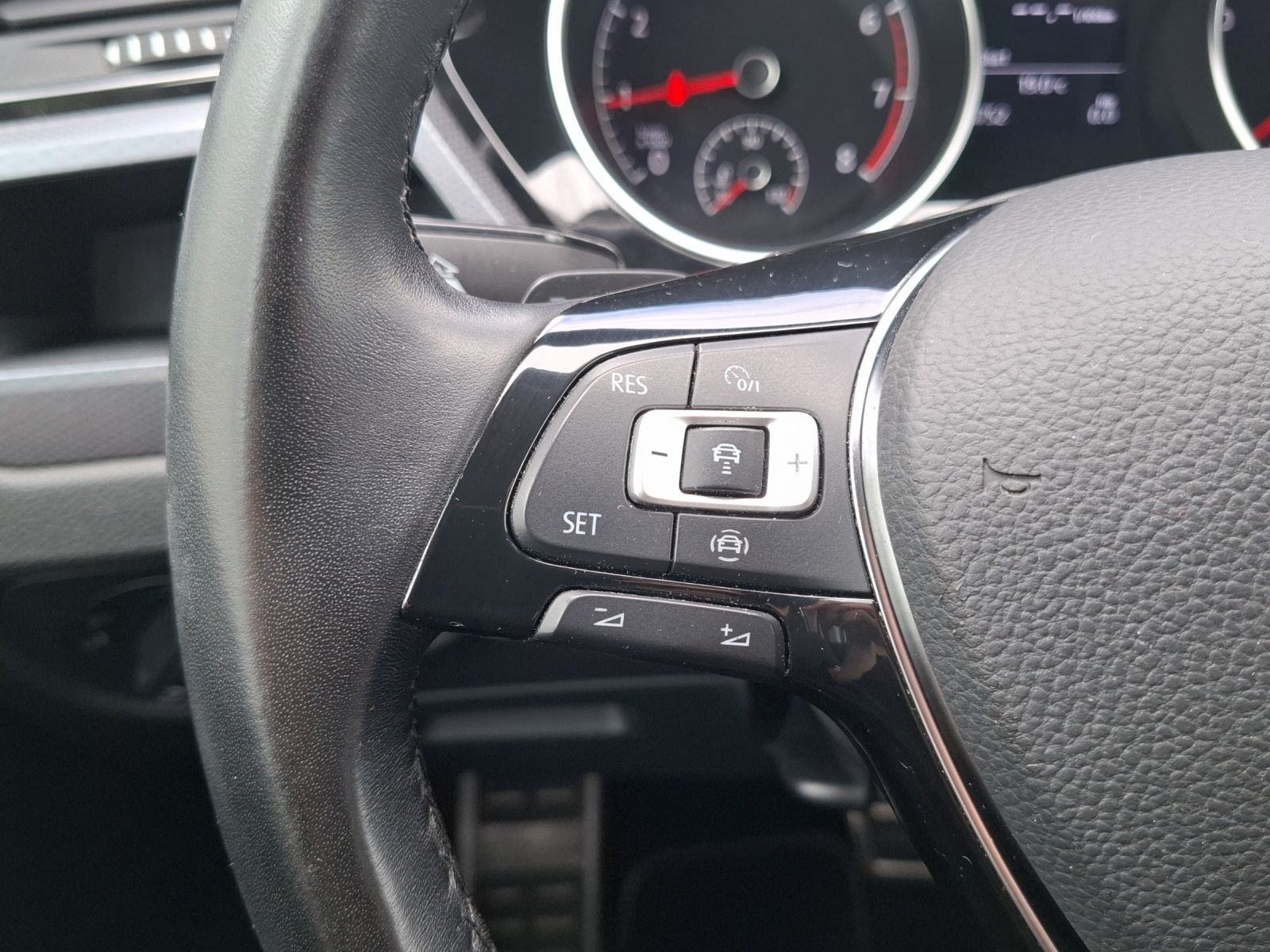 Fahrzeugabbildung Volkswagen Touran TSI Active DSG LED AHK Navi ACC SHZ PDC
