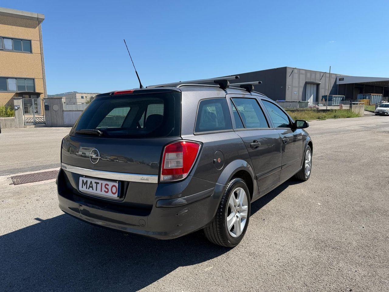 Opel Astra 2010 — photo 8