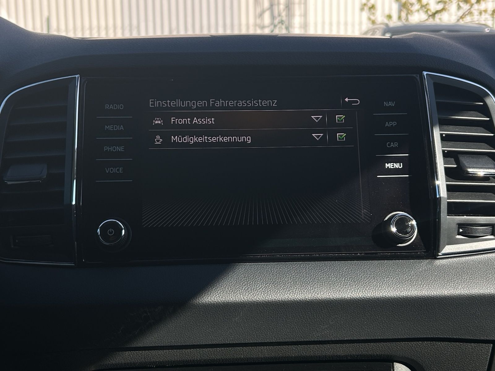 Fahrzeugabbildung SKODA Karoq TSI Tour LED Navi AIC GRA RFK SH