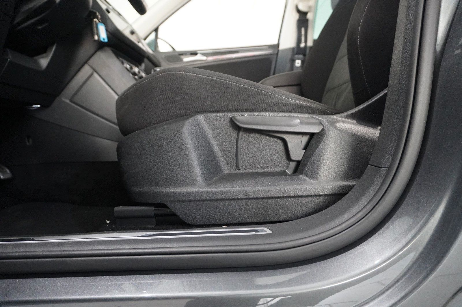 Fahrzeugabbildung Volkswagen Tiguan 2.0 TSI 4MOTION R-LINE NAVI/KAMERA/SH/AHK