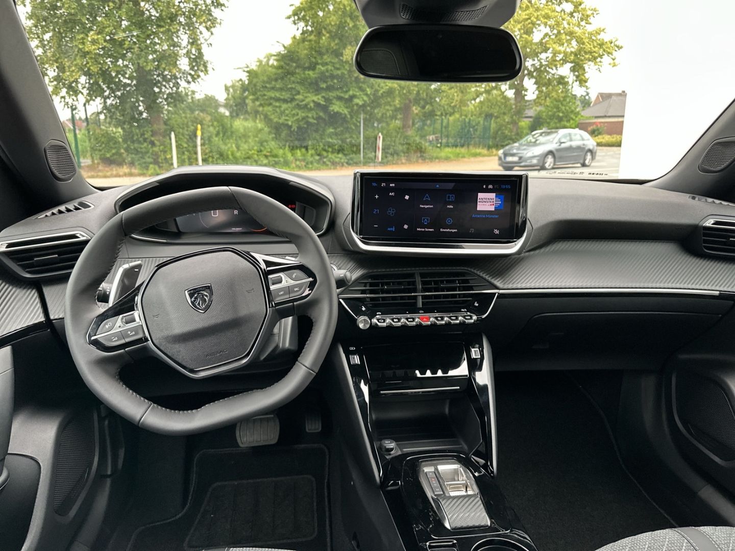 Fahrzeugabbildung Peugeot 2008 ALLURE HYBRID 145 e-DSC6 Navi LED ACC SHZ