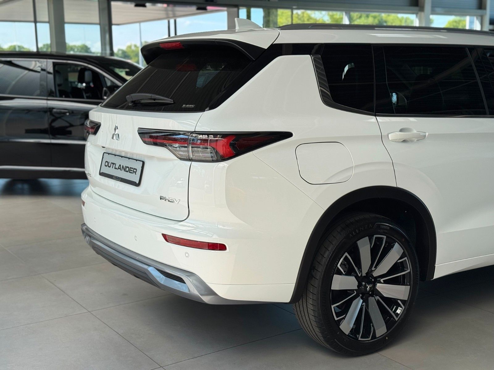 Fahrzeugabbildung Mitsubishi Outlander 2.4 PLUG-IN HYBRID 4WD TOP