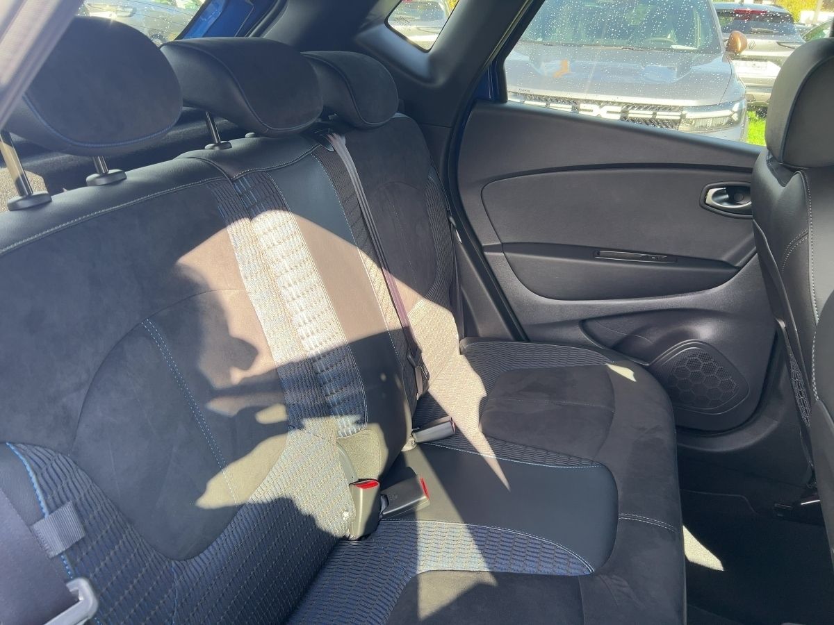 Fahrzeugabbildung Renault Captur Version S TCe 150 GPF ABS Fahrerairbag ES - mit KI generiert/bearbeitet