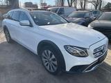 Mercedes-Benz E 220 E T-Modell E 220 d 4Matic All-Terrain - Mercedes-Benz E 220 mit Diesel-Antrieb: Weiß