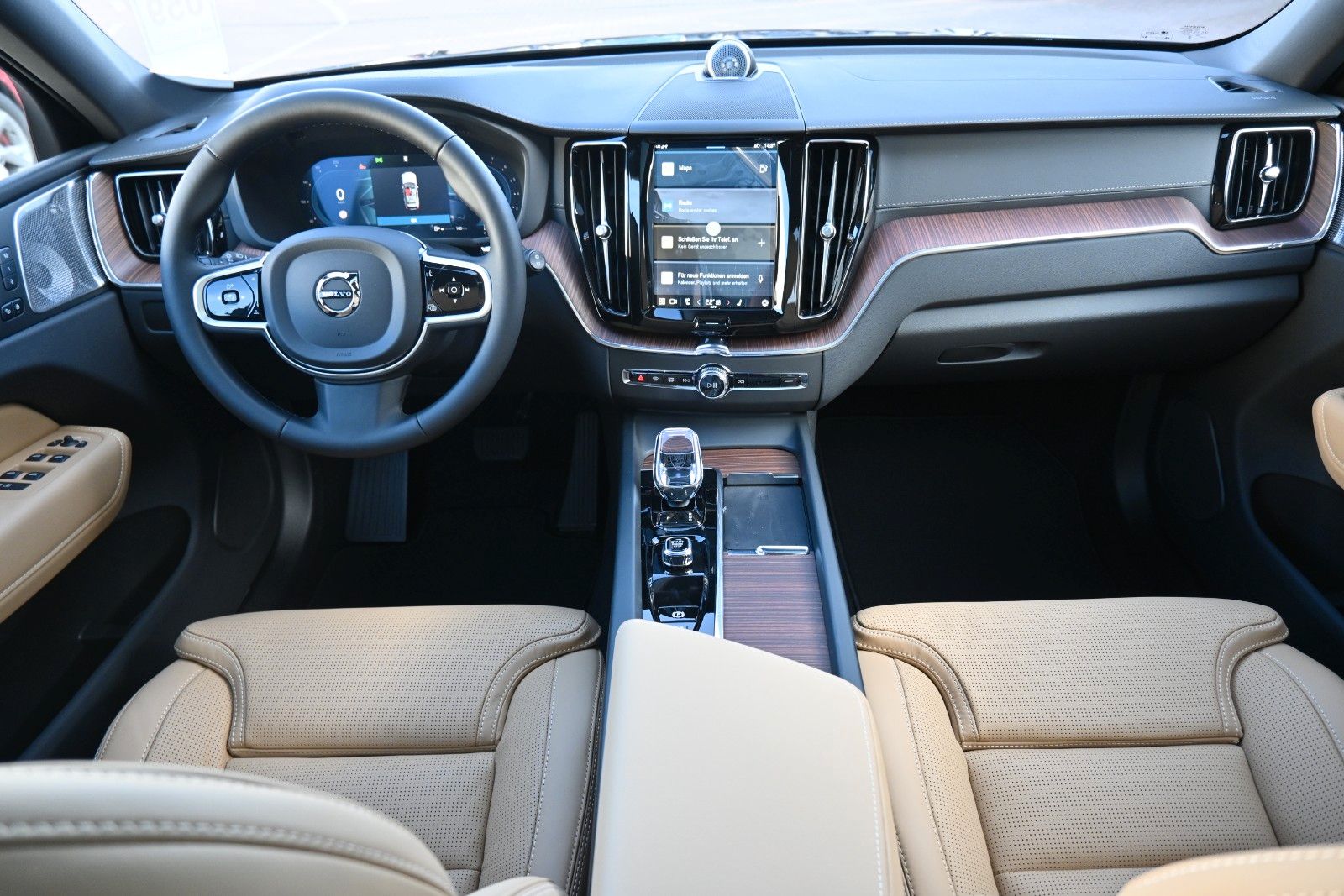 Fahrzeugabbildung Volvo XC60 B5 AWD Ultra Dark*LUFT*360°*ACC*B&W*AHK