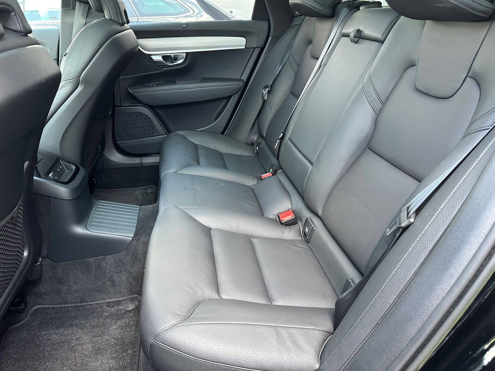 Fahrzeugabbildung Volvo V90 T8 Ultimate Dark NAV+LED+PANO+ACC+AHK+H&K+VC