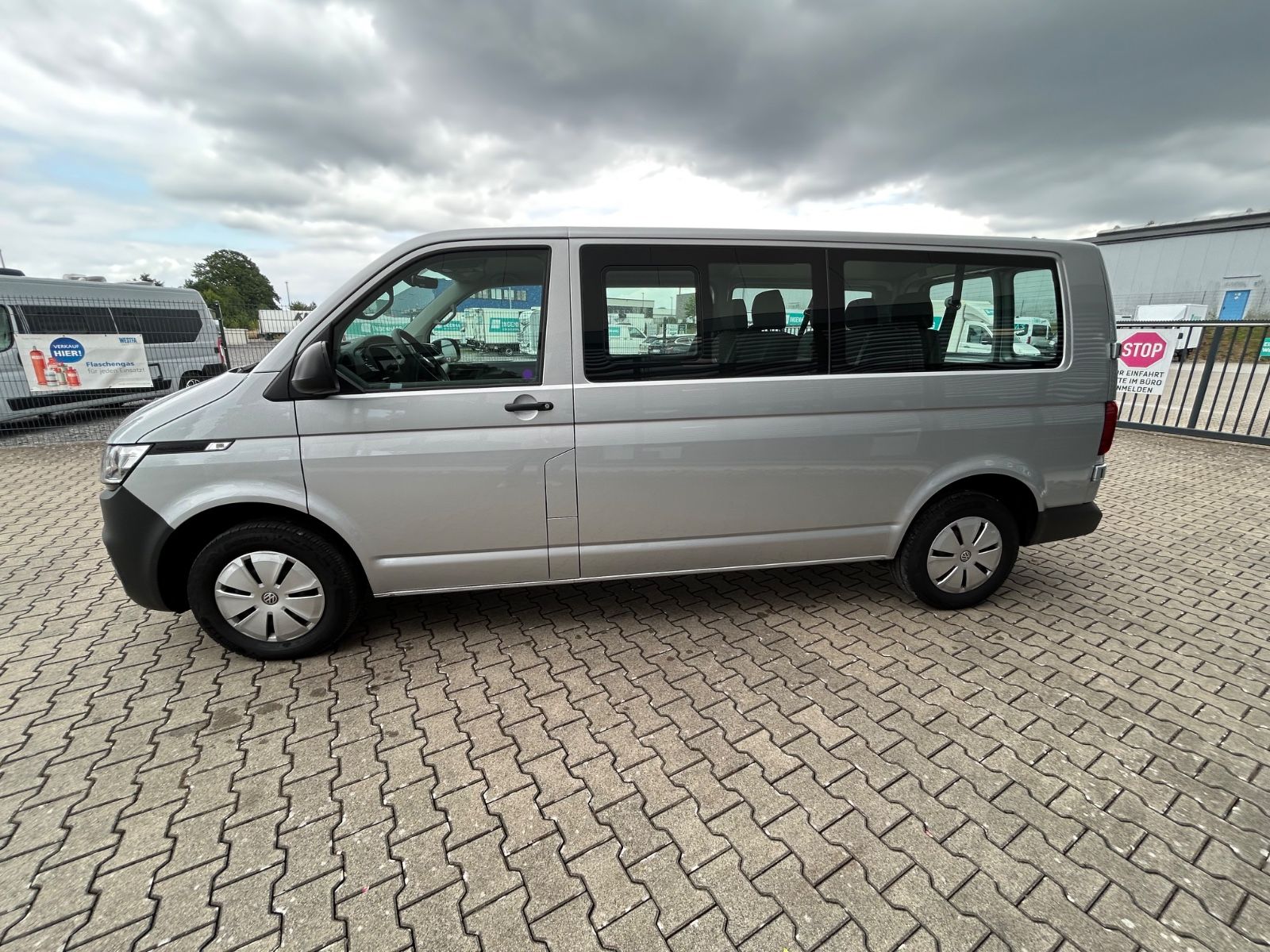 Fahrzeugabbildung Volkswagen T6.1 Kombi LR Klima Komfort Paket 9 Sitzer