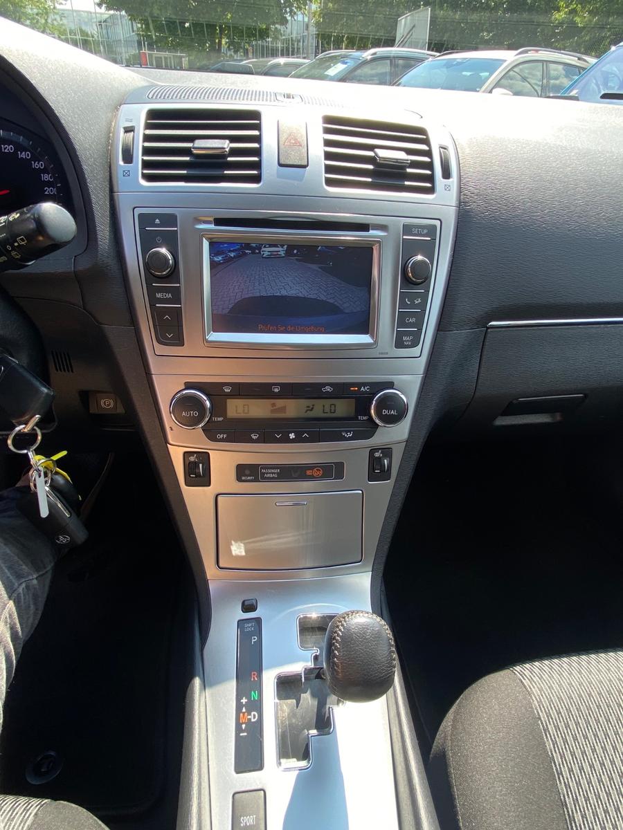 Toyota Avensis 2013 — photo 18