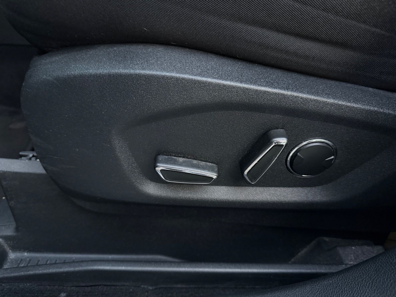 Fahrzeugabbildung Ford S-MAX Titanium/LED/AHK/7-Sitzer/8.Fach/Automatik