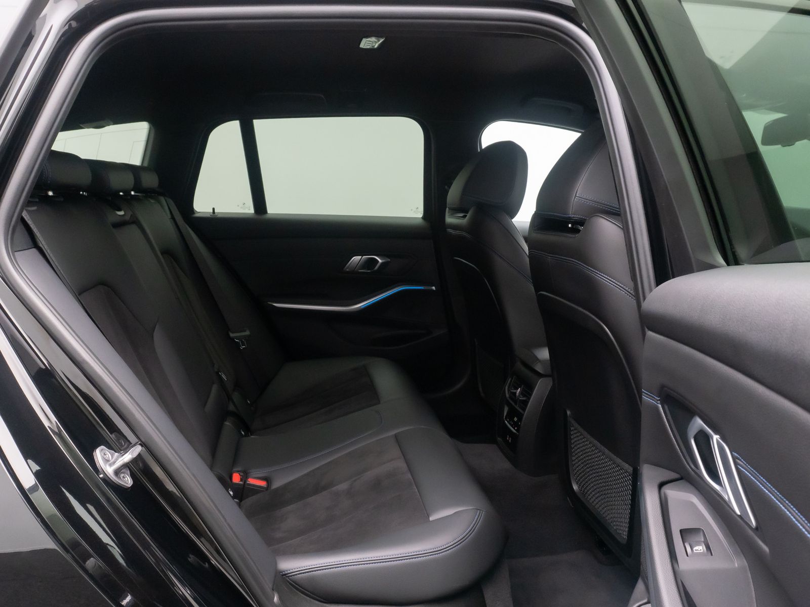 Fahrzeugabbildung BMW 330e M Sport Kamera HUD DAB Laser HiFi Alarm 18"