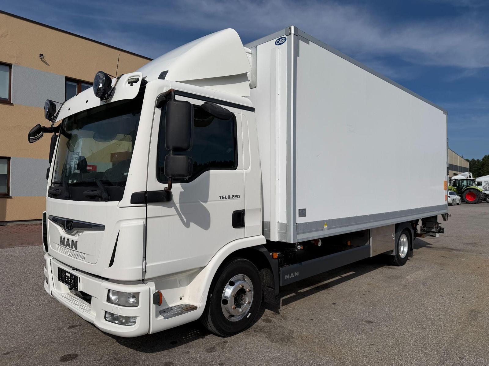 MAN TGL 8.220 4X2 EURO6 + CARRIER XARIOS 600