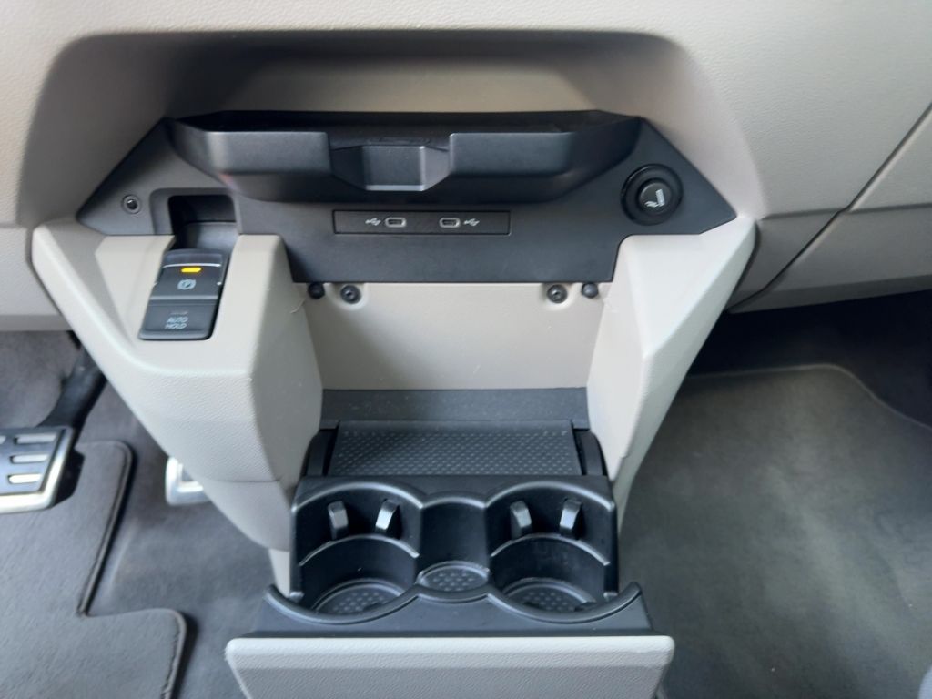 Fahrzeugabbildung Volkswagen T7 Multivan Standheizung  Leder  Winterpaket