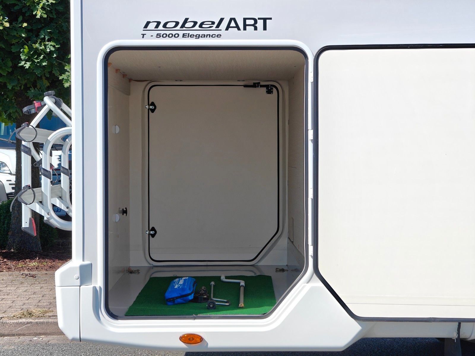 Fahrzeugabbildung NobelART T-5000 - SAT, TV, 2x Solar, Markise, MaxxFan -