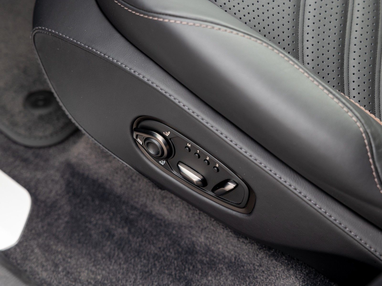 Aston Martin DBX707 | Carbon Trim | Privacy Glass foto 21