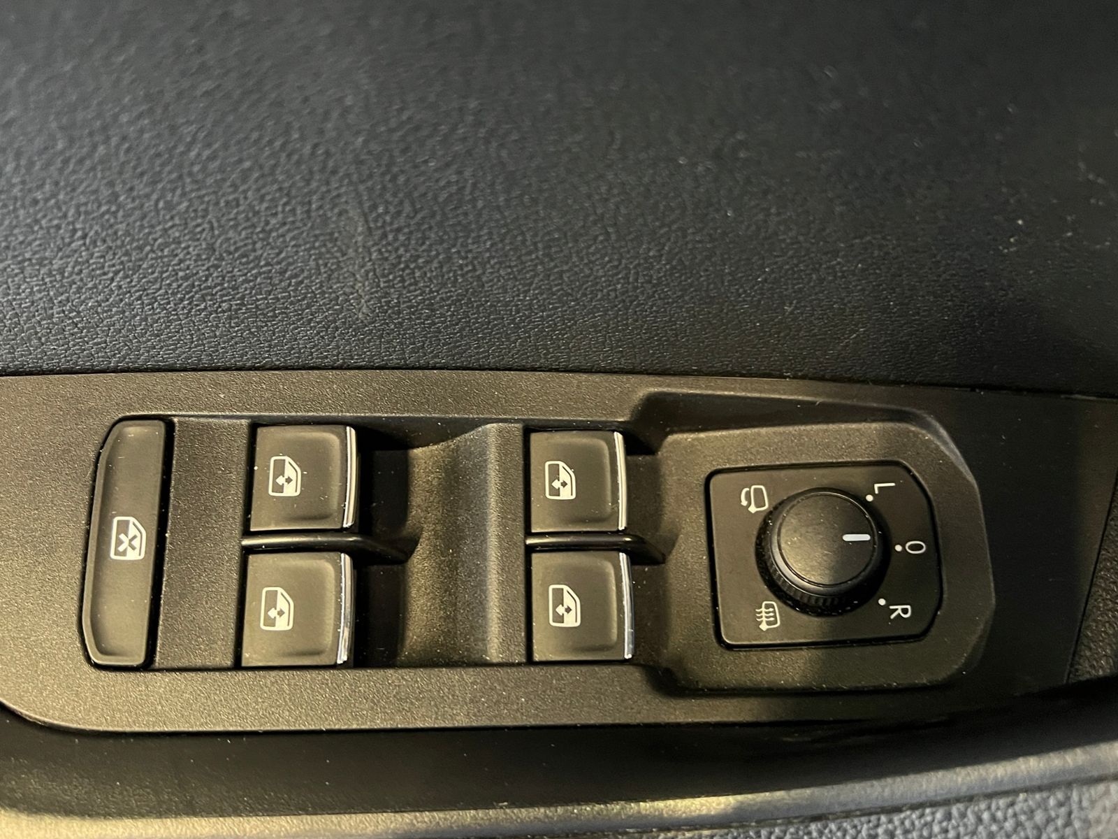 Fahrzeugabbildung SKODA Karoq Style 1.5 TSI DSG *AHK, LED, Kamera, LM'-1