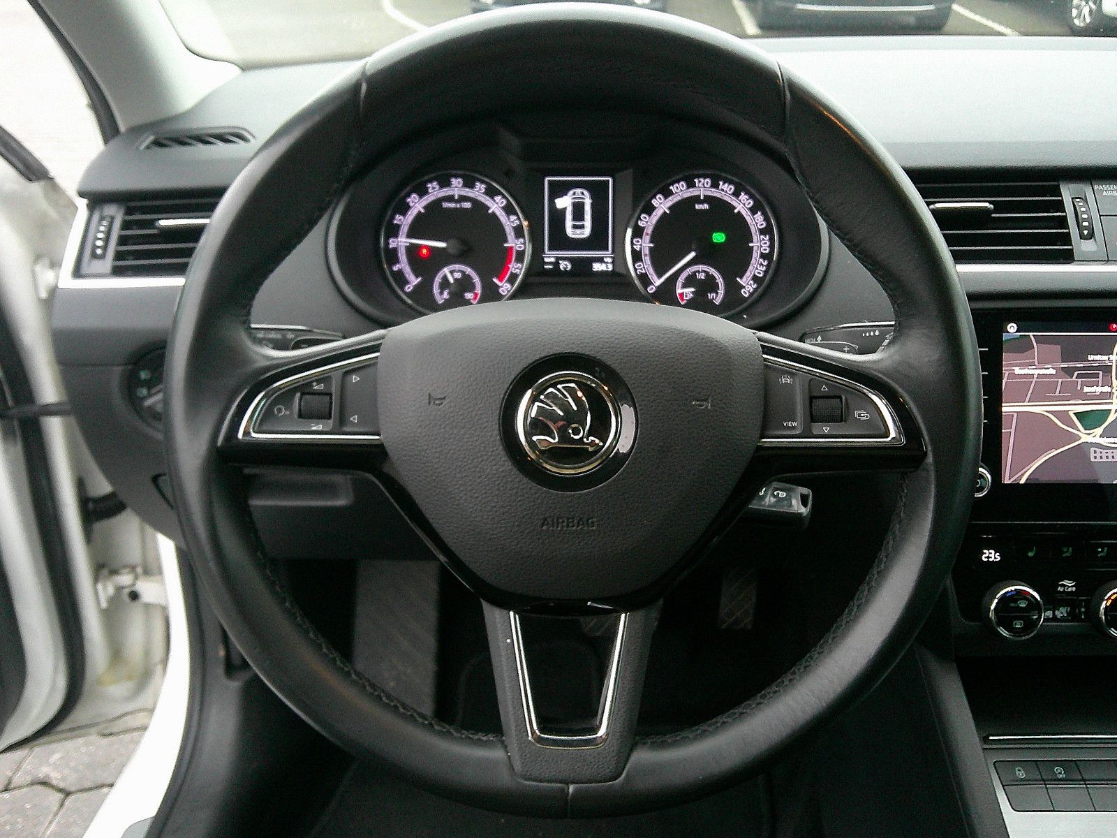 Fahrzeugabbildung SKODA Octavia Combi SOLEIL/NAVI/1.HAND/SCHECKHEFT