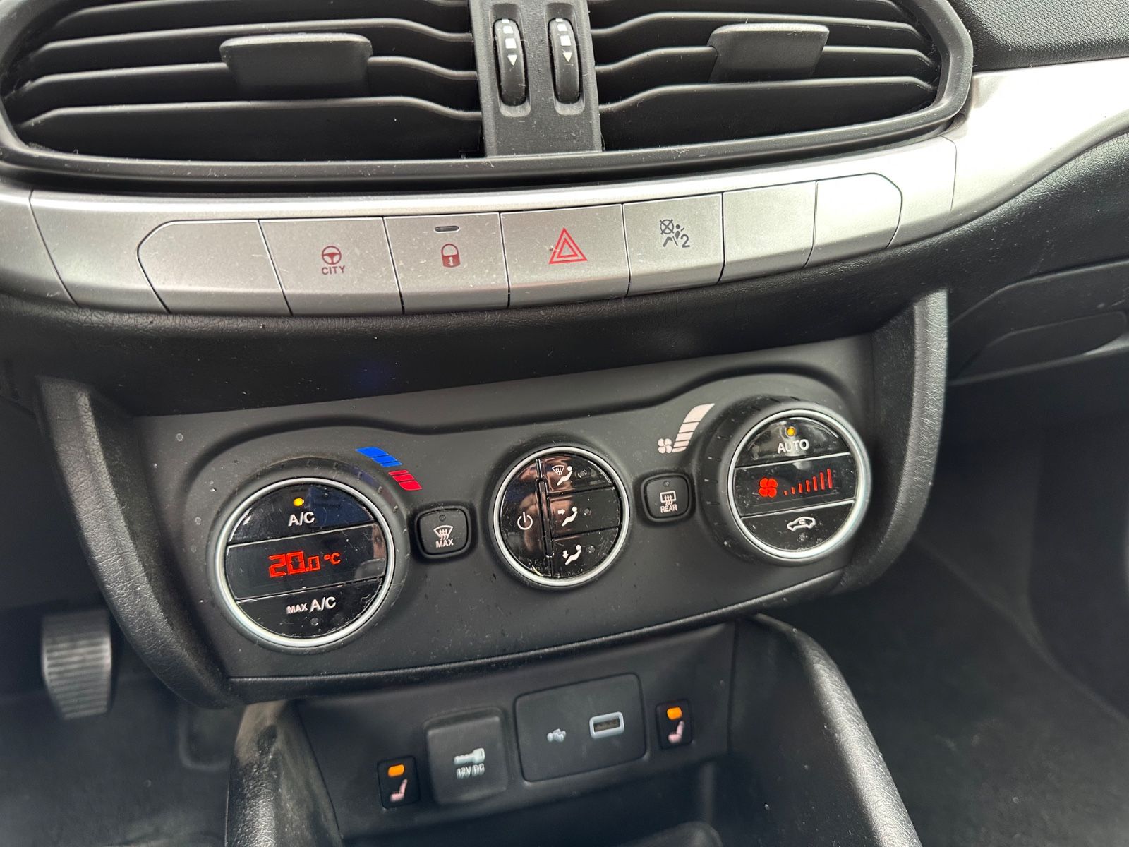Fahrzeugabbildung Fiat Tipo 1.4 Kombi Sitzheizung/Klima/LM-Felgen 16"
