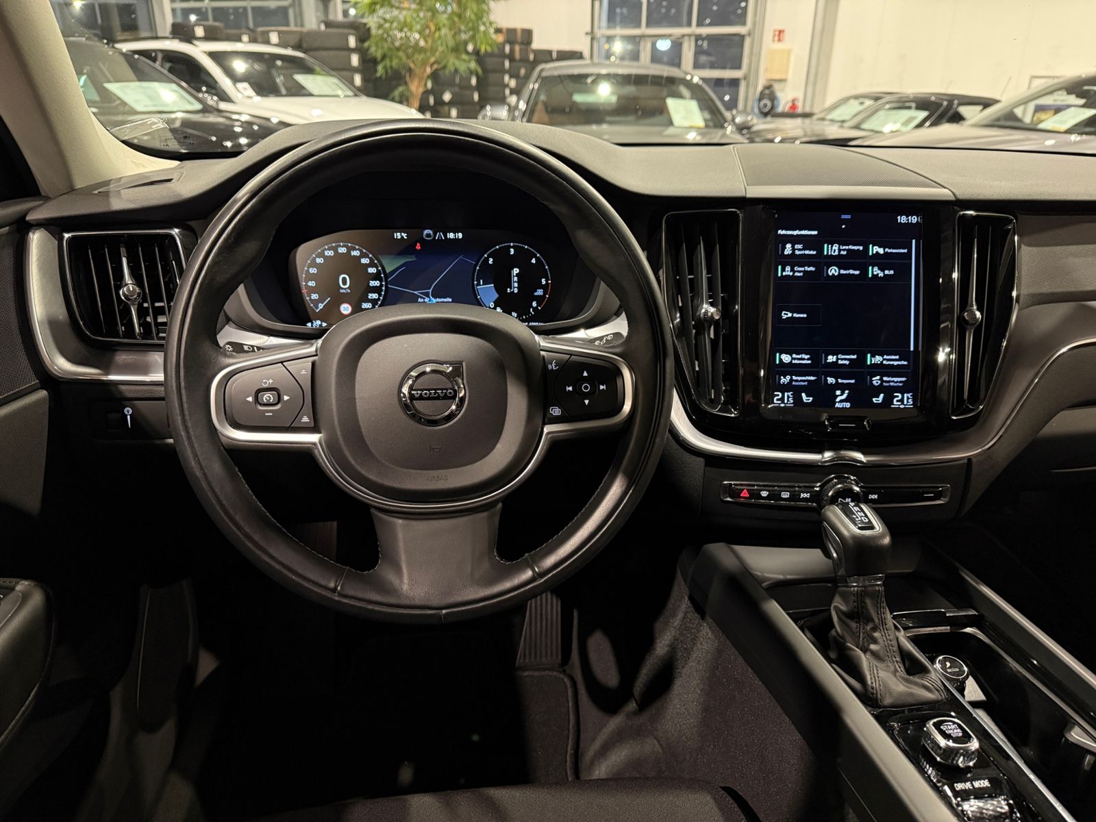 Fahrzeugabbildung Volvo XC60 Momentum Pro 2WD LED NAV DAB RFK SHZ ALU