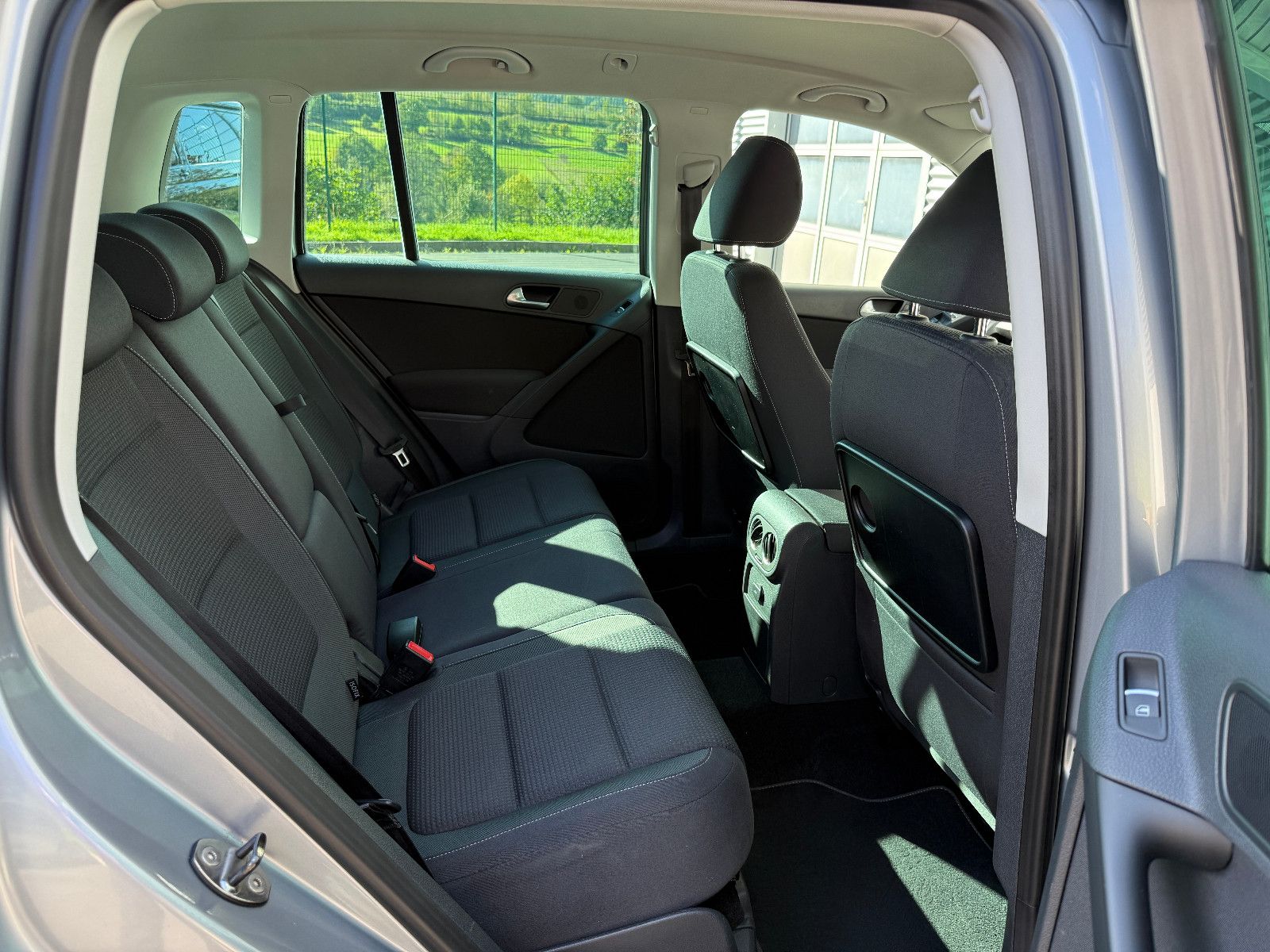 Fahrzeugabbildung Volkswagen Tiguan Team AHK Ambiente-Paket GRA SHZ PDC