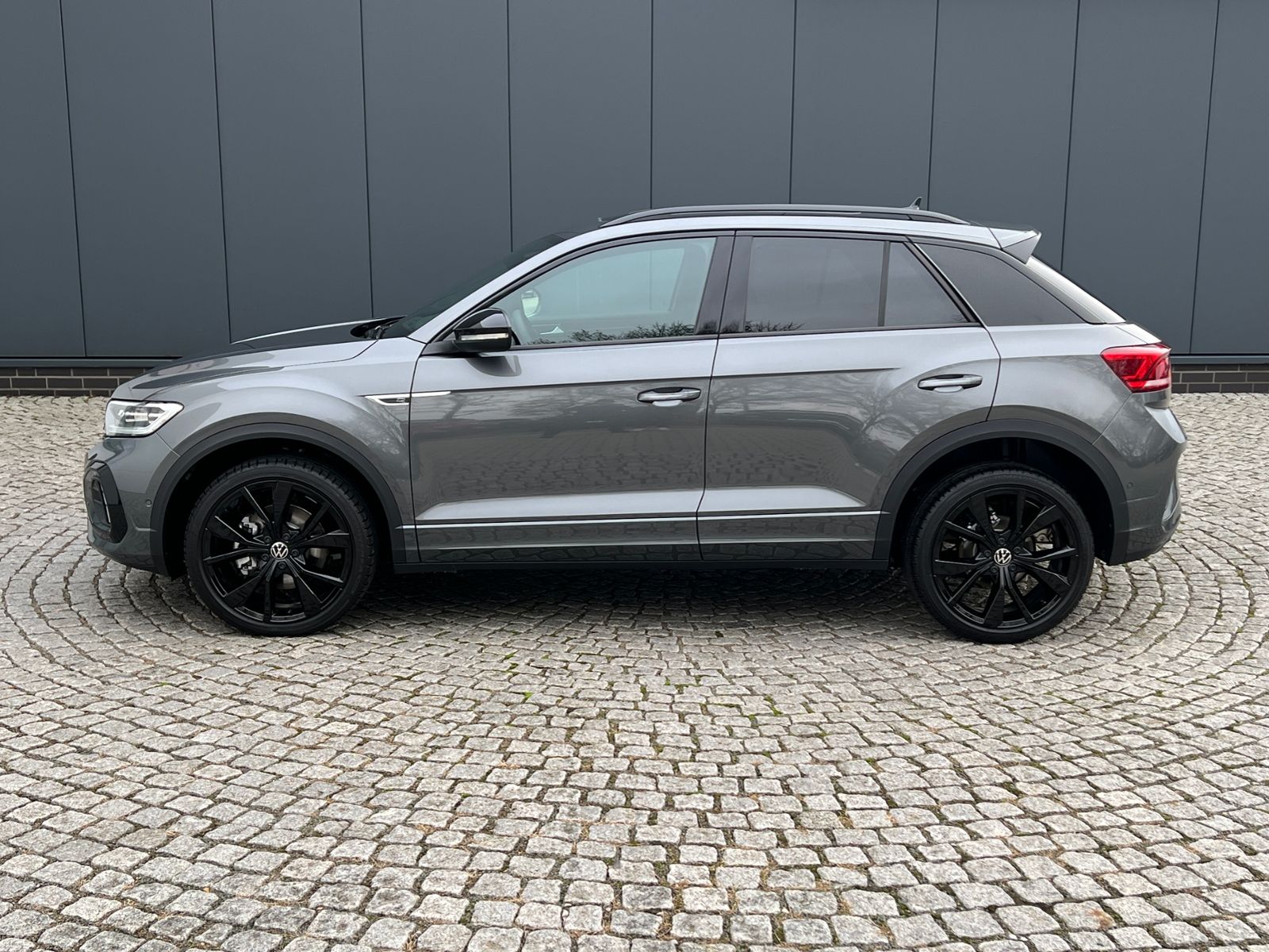 Fahrzeugabbildung Volkswagen T-Roc R-Line 1.5 TSI DSG *Black Style, Pano, 19"