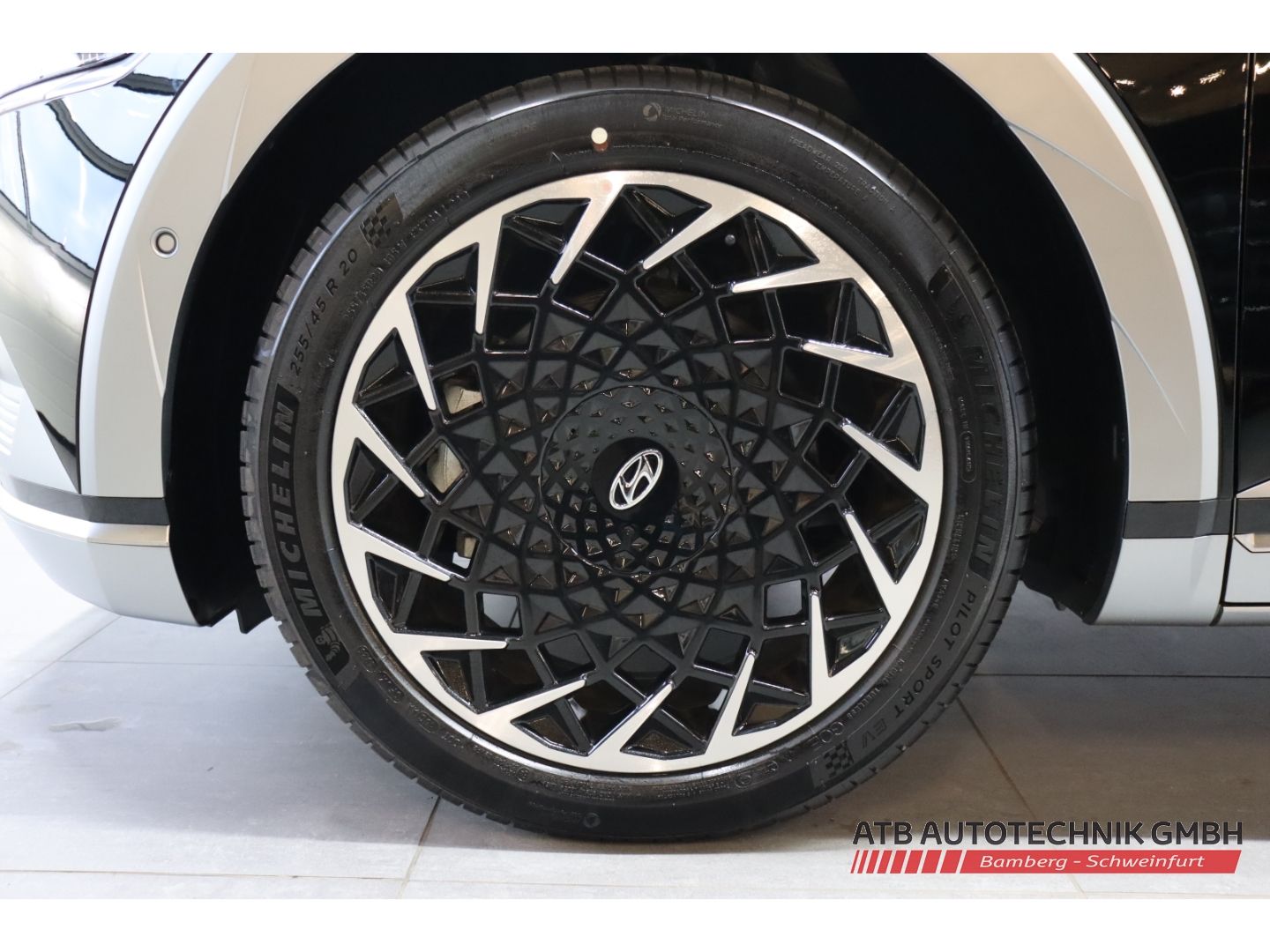 Fahrzeugabbildung Hyundai IONIQ 5 Uniq SOH 100% 4WD 77,4 kWh Relax-Paket 2