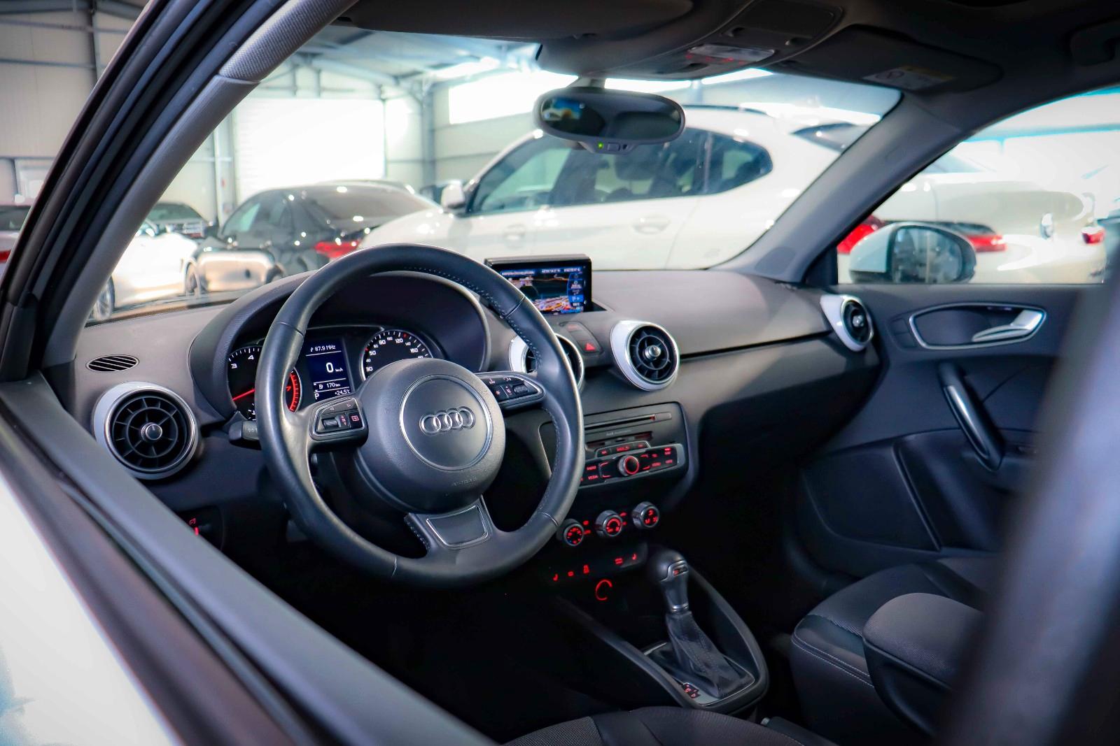 Audi A1 Sport Automatik S LINE*PANORAMA*NAVI*KEYLESS