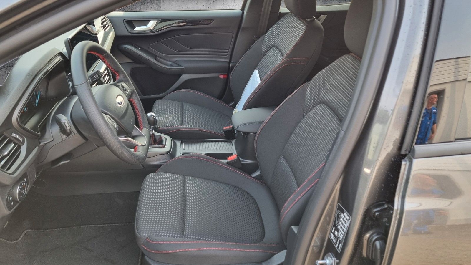 Fahrzeugabbildung Ford Focus Lim. ST-Line