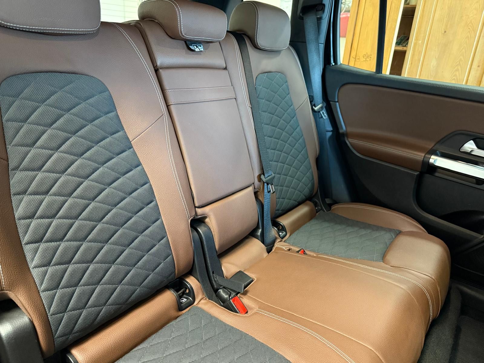 Fahrzeugabbildung Mercedes-Benz GLB 200 / SCHEKCHEFT / LED / NAVI / KAMERA