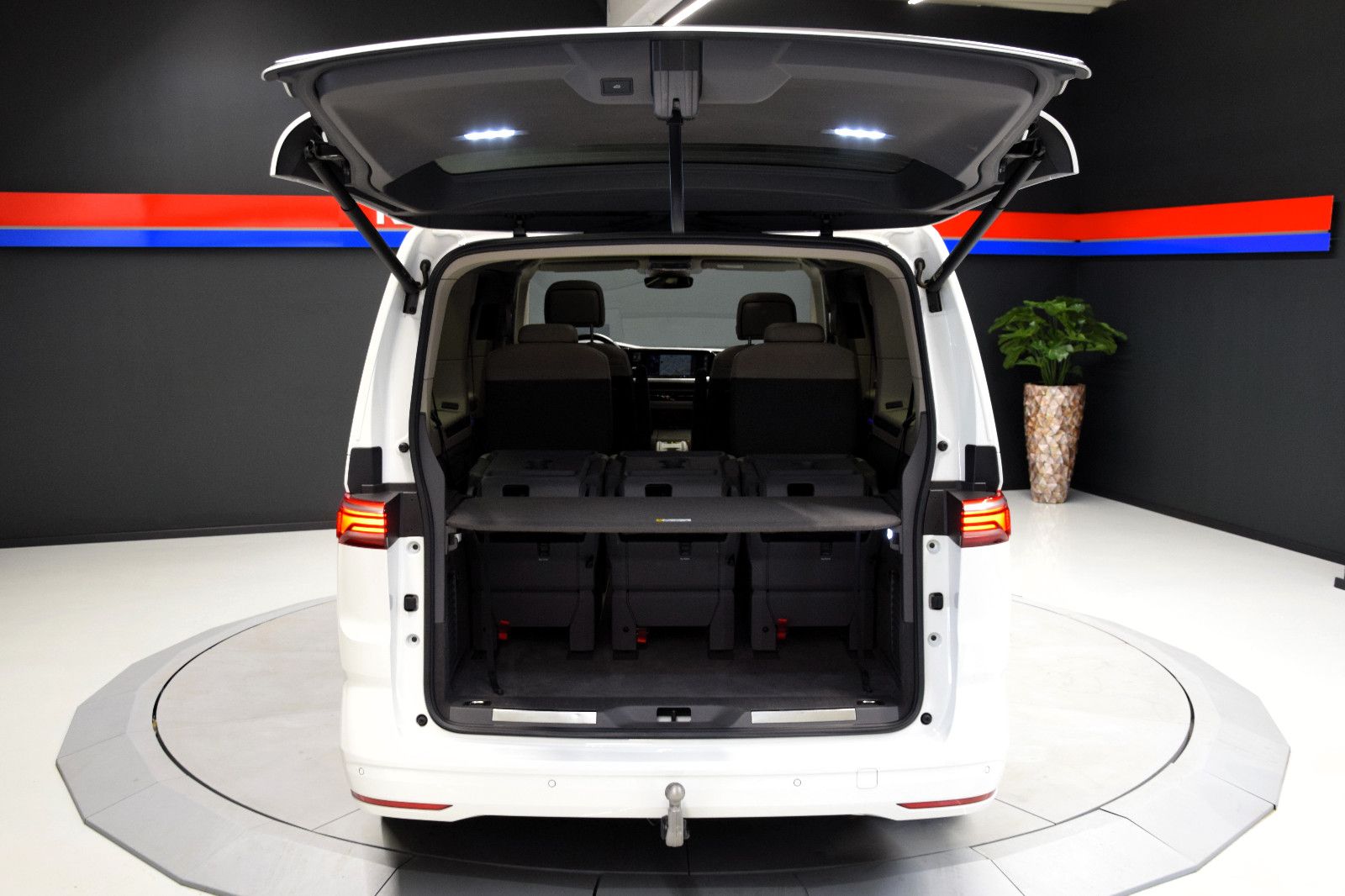 Fahrzeugabbildung Volkswagen T7 Multivan Style lang Pano STHZ HuD AHK NP 81T€